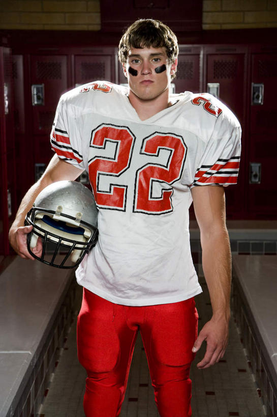 西方人,一个人,运动员,站,竖图,室内,白天,正面,运动服,柜子,帽子,欧洲,欧洲人,仅一个男性,仅一个人,握,服装,标志,数字,头盔,文字,字符,储物柜,拿,拿着,注视,标识,仅一个年轻男性,衣服,红色,白色,安全帽,观察,看,站着,握着,阿拉伯数字,服饰,观看,察看,衣着,储存,穿着,关注,橄榄球运动员,衣饰,储备,蕴藏,贮备,男人,男性,年轻男性,白种人,体育运动员,运动选手,站立,半身,彩图,贮存,运动装