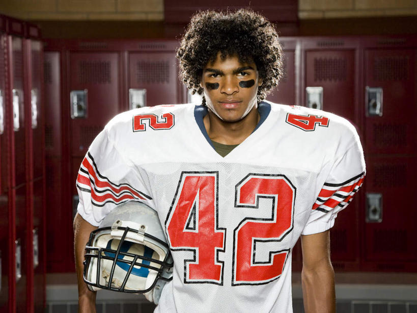 西方人,一个人,运动员,站,横图,室内,白天,正面,运动服,柜子,帽子,欧洲,欧洲人,仅一个男性,仅一个人,握,服装,标志,数字,头盔,文字,字符,储物柜,拿,拿着,注视,标识,仅一个年轻男性,衣服,红色,白色,安全帽,观察,看,站着,握着,阿拉伯数字,服饰,观看,察看,衣着,储存,穿着,关注,橄榄球运动员,衣饰,储备,蕴藏,贮备,男人,男性,年轻男性,白种人,体育运动员,运动选手,站立,半身,彩图,贮存,运动装