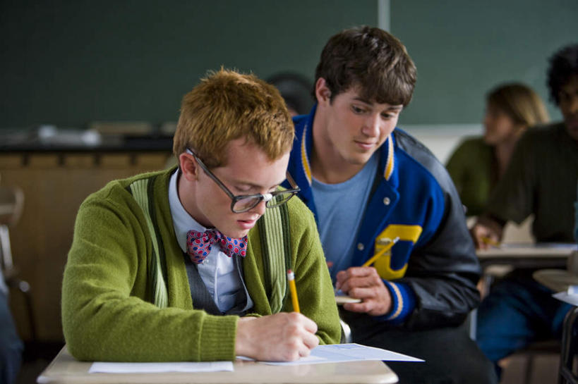 西方人,四个人,伙伴,朋友,学校,坐,横图,室内,白天,正面,友谊,桌子,欧洲,欧洲人,握,服装,笔,眼镜,纸,办公用品,拿,拿着,注视,休闲装,书桌,校园,文具,衣服,课桌,铅笔,学习用品,黑板,观察,看,休闲,教室,同学,休闲服,教学,握着,服饰,观看,试卷,文具用品,察看,书写,考试,校友,关注,测验,考卷,近视眼镜,考察,作弊,同窗,学友,耐磨,评比,教学黑板,友情,男人,男性,年轻男性,年轻女性,女人,女性,白种人,坐着,半身,彩图