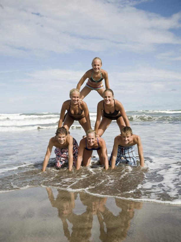 西方人,儿童,伙伴,朋友,叠罗汉,站,跪,笑,微笑,露齿笑,竖图,室外,白天,正面,泳装,比基尼,游戏,友谊,纯洁,成功,合作,团队,集体,信心,海浪,海洋,沙滩,欧洲,欧洲人,表演,阴影,光线,沙子,影子,海岸,浪花,云,云朵,沙地,许多人,玩,云彩,注视,娱乐,小孩,蓝色,白云,蓝天,天空,阳光,海水,天,观察,看,站着,一群人,休闲,可爱,童年,童趣,晴朗,观看,活动,察看,成就,发泄,关注,消遣,智力,海景,童真,烂漫,无邪,宣泄,技巧运动,体育活动,体育游戏,天真,友情,年轻男性,年轻女性,女孩,女人,女性,白种人,大海,风浪,海,海水的波动,海滩,近岸浪,涌浪,晴空,跪着,玩耍,嬉戏,站立,彩图,全身,三点式,泳衣,女生