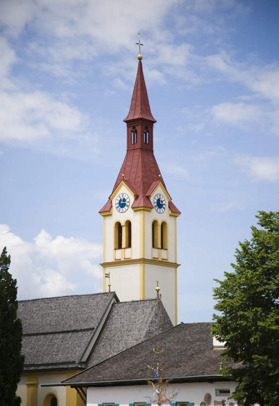 无人,教堂,竖图,室外,白天,仰视,旅游,度假,植物,标志建筑,地标,建筑,奥地利,欧洲,阴影,节日,光线,影子,云,云朵,云彩,文化,娱乐,建设,树,树木,蓝色,绿色,白云,蓝天,天空,阳光,自然,天,祈祷,享受,休闲,健康,旅游胜地,放松,许愿,宗教,信仰,生长,晴朗,成长,纪念,祈求,基督教,天主教,信念,中欧,首府,因斯布鲁克,奥地利共和国,蒂罗尔,蒂罗尔州,平安,晴空,彩图,低角度拍摄,大教堂,礼拜堂