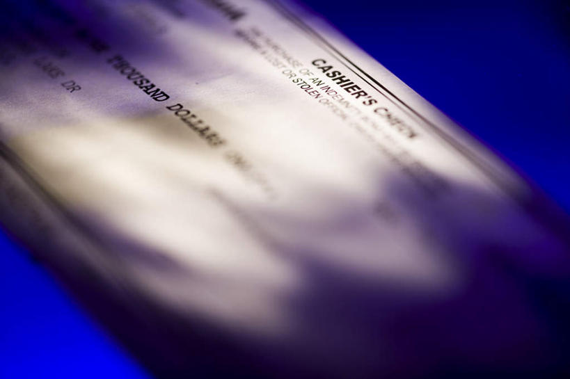 无人,横图,俯视,室内,特写,白天,静物,阴影,蓝色背景,朦胧,模糊,反射,英文,标志,文字,影子,字符,字母,标识,一个,金融,摄影,影棚,经济,单个,英文字母,支票,单据,票据,单子,流通,贸易,彩图,高角度拍摄,影棚拍摄,拍摄