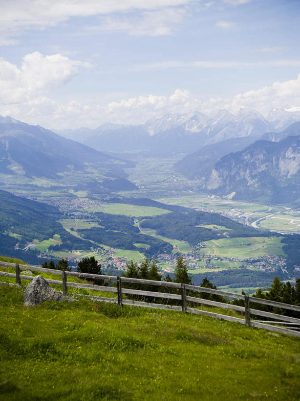 无人,栏杆,竖图,俯视,室外,白天,旅游,度假,草地,草坪,美景,植物,奥地利,欧洲,阴影,光线,影子,景观,云,云朵,围栏,云彩,娱乐,护栏,草,树,树木,蓝色,绿色,白云,蓝天,天空,阳光,自然,天,享受,休闲,景色,放松,生长,晴朗,成长,自然风光,中欧,首府,因斯布鲁克,奥地利共和国,蒂罗尔,蒂罗尔州,晴空,彩图,高角度拍摄