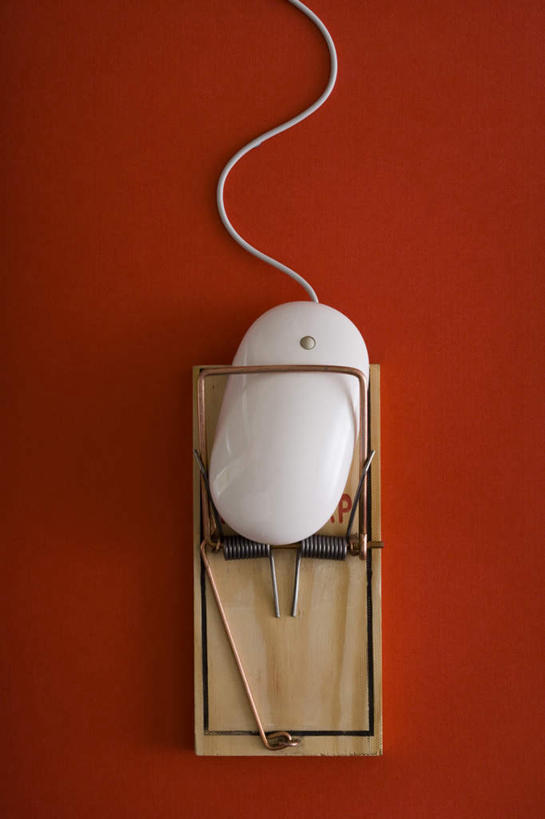 无人,竖图,俯视,室内,特写,白天,鼠标,静物,红色背景,输入设备,通讯设备,一个,诱惑,摄影,影棚,单个,捕鼠器,勾引,通信设备,毁灭,补鼠器,灭鼠器,歼灭,灭鼠,消灭,引诱,彩图,高角度拍摄,影棚拍摄,拍摄,清除