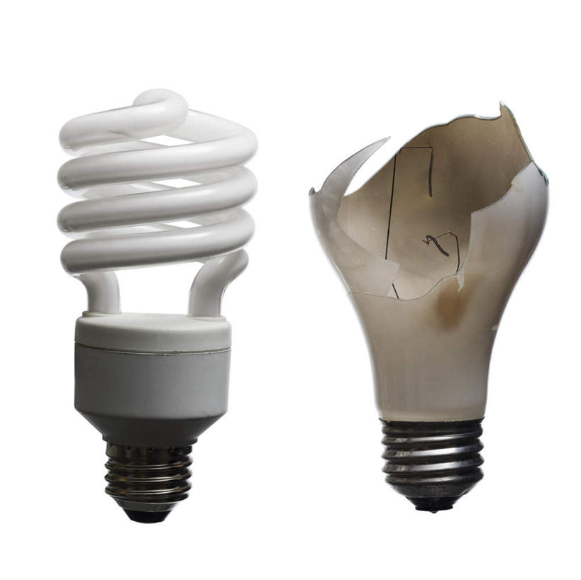 无人,横图,室内,特写,白天,白色背景,正面,节能,静物,照明,环保,灯泡,螺旋,破坏,破损,灯,节能灯,两个,灯具,摄影,影棚,能源,照亮,损坏,低碳,照明工具,荧光灯,螺旋管节能灯,彩图,影棚拍摄,螺旋形,拍摄