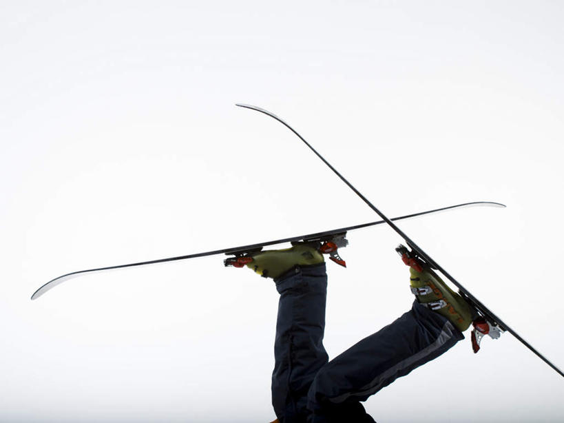 西方人,一个人,横图,室内,特写,白天,白色背景,侧面,欧洲,欧洲人,仅一个男性,仅一个人,裤子,运动器械,仅一个年轻男性,健身器械,摄影,影棚,滑雪板,摔倒,健身器材,滑雪装备,跌倒,男人,男性,年轻男性,白种人,半身,彩图,影棚拍摄,拍摄,运动器材