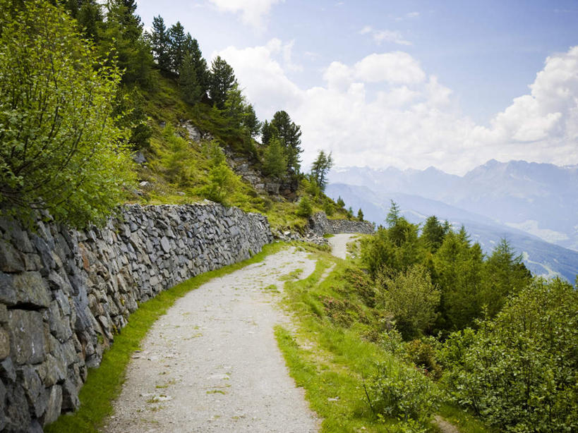 无人,横图,室外,白天,正面,旅游,度假,草地,草坪,美景,山,山脉,植物,道路,路,奥地利,欧洲,阴影,光线,影子,墙,景观,山峰,云,云朵,小路,交通,山峦,云彩,娱乐,墙壁,墙面,草,树,树木,蓝色,绿色,白云,蓝天,天空,阳光,自然,群山,天,享受,休闲,景色,放松,生长,晴朗,成长,自然风光,中欧,首府,因斯布鲁克,奥地利共和国,蒂罗尔,蒂罗尔州,晴空,彩图