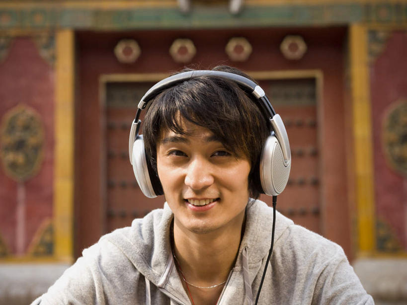 东方人,脸,头,脸颊,一个人,寺庙,坐,笑,微笑,横图,室外,特写,白天,正面,旅游,度假,快乐,满意,幸福,标志建筑,地标,建筑,亚洲,仅一个男性,仅一个人,服装,朦胧,模糊,塔,音响,音乐,听,注视,休闲装,黄种人,娱乐,建设,宝塔,肩膀,仅一个年轻男性,一个,衣服,耳机,庙宇,观察,看,享受,休闲,休闲服,旅游胜地,放松,服饰,单个,观看,察看,舒适,享乐,关注,浮图,浮屠,男人,男性,年轻男性,亚洲人,头部,脸部,脸蛋,面部,坐着,半身,彩图,庙,寺