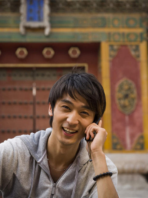 东方人,脸,头,脸颊,一个人,寺庙,坐,笑,打电话,微笑,竖图,室外,特写,白天,正面,旅游,度假,标志建筑,地标,建筑,电话,手机,亚洲,仅一个男性,仅一个人,服装,朦胧,模糊,塔,听,注视,休闲装,黄种人,娱乐,通讯设备,建设,宝塔,肩膀,装饰品,仅一个年轻男性,衣服,饰品,手链,首饰,庙宇,观察,看,享受,休闲,休闲服,旅游胜地,放松,服饰,手镯,观看,察看,关注,镯子,一部,浮图,浮屠,交流,男人,男性,年轻男性,亚洲人,头部,脸部,脸蛋,面部,沟通,通话,坐着,半身,彩图,庙,寺