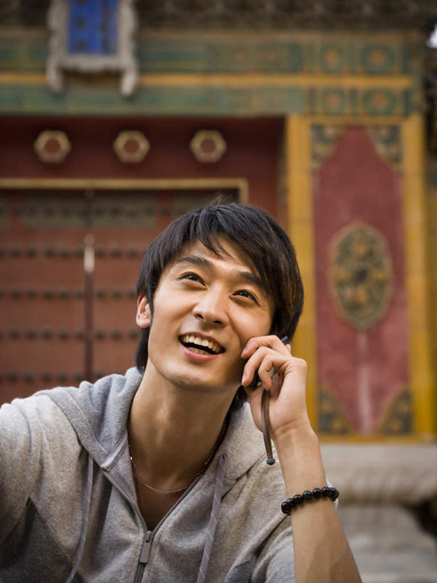 东方人,脸,头,脸颊,一个人,寺庙,坐,笑,打电话,微笑,竖图,室外,特写,白天,正面,旅游,度假,标志建筑,地标,建筑,电话,手机,亚洲,仅一个男性,仅一个人,服装,朦胧,模糊,塔,听,注视,休闲装,黄种人,娱乐,通讯设备,建设,宝塔,肩膀,装饰品,仅一个年轻男性,衣服,饰品,手链,首饰,庙宇,观察,看,享受,休闲,休闲服,旅游胜地,放松,服饰,手镯,观看,察看,关注,镯子,一部,浮图,浮屠,交流,男人,男性,年轻男性,亚洲人,头部,脸部,脸蛋,面部,沟通,通话,坐着,半身,彩图,庙,寺