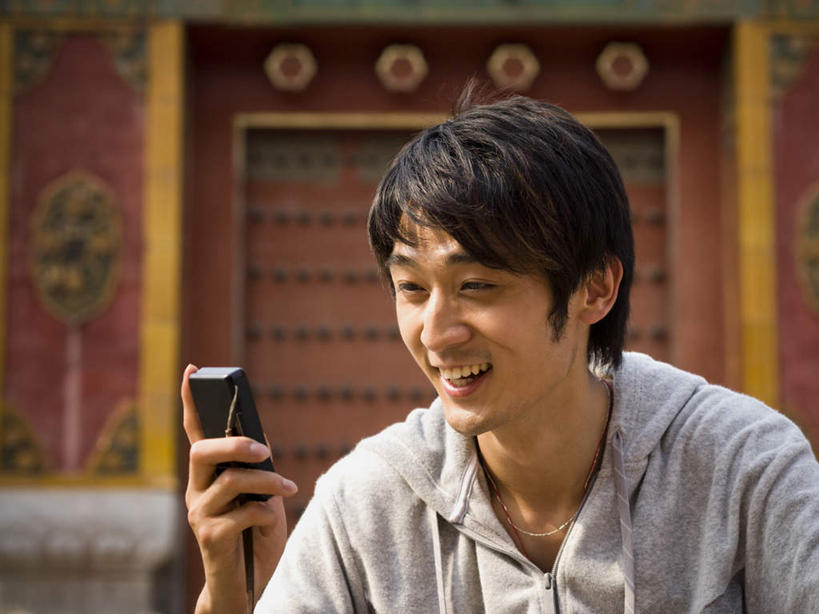 东方人,脸,头,脸颊,一个人,寺庙,坐,笑,打电话,微笑,横图,室外,特写,白天,正面,旅游,度假,标志建筑,地标,建筑,电话,手机,亚洲,仅一个男性,仅一个人,服装,朦胧,模糊,塔,听,注视,休闲装,黄种人,娱乐,通讯设备,建设,宝塔,肩膀,装饰品,仅一个年轻男性,衣服,饰品,手链,首饰,庙宇,观察,看,享受,休闲,休闲服,旅游胜地,放松,服饰,手镯,观看,察看,关注,镯子,一部,浮图,浮屠,交流,男人,男性,年轻男性,亚洲人,头部,脸部,脸蛋,面部,沟通,通话,坐着,半身,彩图,庙,寺