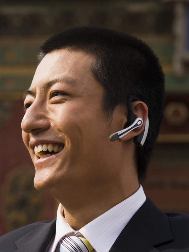 东方人,脸,头,脸颊,一个人,商务人士,商务男性,寺庙,站,笑,微笑,露齿笑,竖图,室外,特写,白天,正面,衬衫,快乐,满意,幸福,亚洲,仅一个男性,仅一个人,阴影,套装,朦胧,模糊,光线,影子,墙,塔,音响,音乐,扭头,注视,黄种人,娱乐,宝塔,肩膀,墙壁,墙面,仅一个年轻男性,一个,阳光,耳机,庙宇,观察,看,站着,转头,享受,休闲,放松,单个,观看,察看,舒适,享乐,关注,商务装,工薪阶层,浮图,浮屠,男人,男性,年轻男性,亚洲人,头部,脸部,脸蛋,面部,白领,上班族,站立,半身,彩图,衬衣,庙