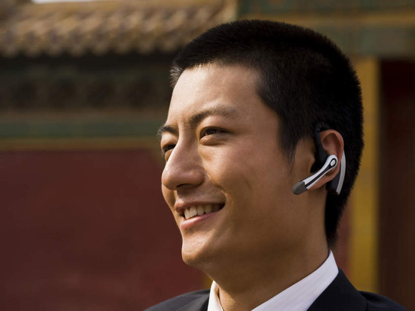 东方人,脸,头,脸颊,一个人,商务人士,商务男性,寺庙,站,笑,微笑,露齿笑,横图,室外,特写,白天,正面,衬衫,快乐,满意,幸福,亚洲,仅一个男性,仅一个人,阴影,套装,朦胧,模糊,光线,影子,墙,塔,音响,音乐,扭头,注视,黄种人,娱乐,宝塔,肩膀,墙壁,墙面,仅一个年轻男性,一个,阳光,耳机,庙宇,观察,看,站着,转头,享受,休闲,放松,单个,观看,察看,舒适,享乐,关注,商务装,工薪阶层,浮图,浮屠,男人,男性,年轻男性,亚洲人,头部,脸部,脸蛋,面部,白领,上班族,站立,半身,彩图,衬衣,庙