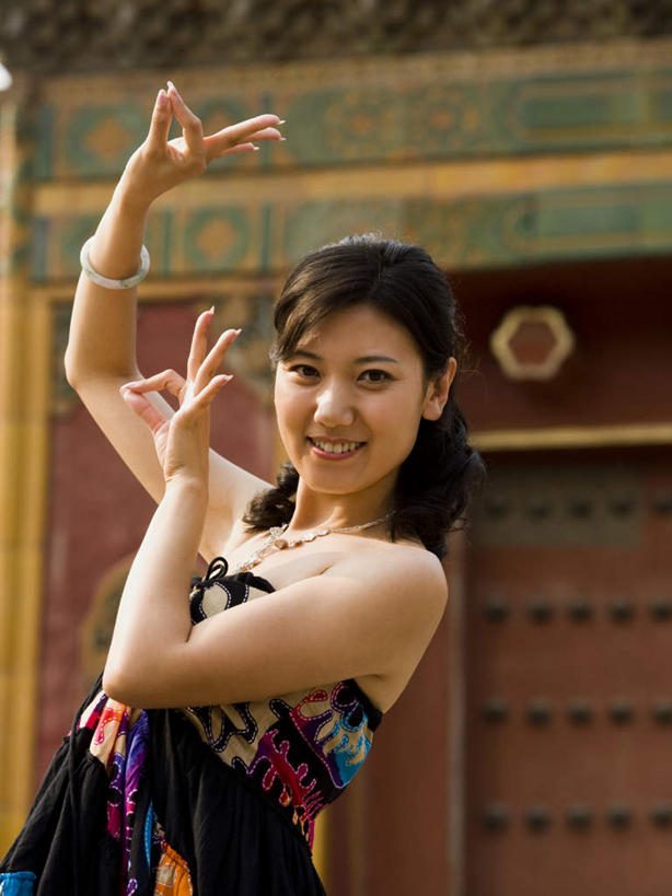 东方人,无名指,小指,一个人,寺庙,站,举,笑,微笑,露齿笑,竖图,室外,白天,正面,裙子,跳舞,门,亚洲,仅一个女性,仅一个人,连衣裙,朦胧,模糊,墙,塔,注视,黄种人,宝塔,墙壁,墙面,抹胸,门框,庙宇,观察,看,手势,托,站着,仅一个中年女性,观看,兰花指,察看,食指,关注,舞姿,抹胸裙,浮图,浮屠,君子指,女人,女性,中年女性,亚洲人,举起,举手,举着,向上举,向上伸,向上托,站立,半身,彩图,舞蹈,庙