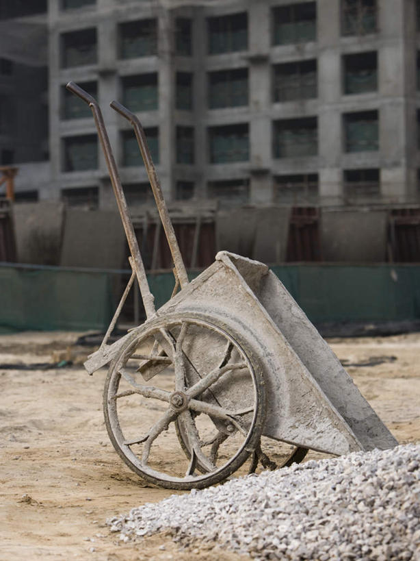 无人,竖图,室外,白天,正面,一堆,一辆,许多,堆叠,堆积,垃圾,车,手推车,建筑工地,交通工具,独轮车,堆,载具,地盘,建筑地盘,施工地盘,彩图,工地