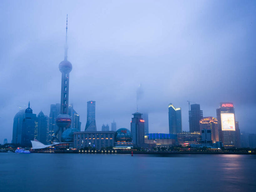 无人,高楼大厦,横图,全景,室外,夜晚,仰视,河流,水,天际线,标志建筑,大厦,道路,地标,建筑,路,摩天大楼,公路,上海,中国,房顶,房屋,屋顶,屋子,河水,公寓,建筑群,交通,顶棚,建设,东方明珠,黄浦江,金茂大厦,浦东,楼房,江水,住宅,白云,蓝天,天空,天,环球金融中心,电视塔,柏悦酒店,国际贸易金融中心,合生国际大厦,花旗集团大厦,金融中心,陆家嘴,陆家嘴金融中心,上海环球金融中心,香格里拉酒店,震旦国际大楼,东方明珠电视塔,马路,彩图,低角度拍摄,房子,大楼,高层建筑,高楼,摩天楼