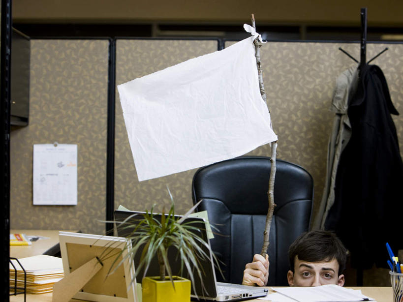 西方人,一个人,商务人士,商务男性,办公室,蹲,横图,室内,白天,正面,衬衫,植物,家具,桌子,旗帜,椅子,相框,欧洲,欧洲人,仅一个男性,仅一个人,握,套装,木制,盆栽,办公桌,墙,盆景,注视,旗子,墙壁,墙面,仅一个年轻男性,绿色,自然,会议椅,夹子,木制品,观察,看,握着,生长,成长,观看,办公椅,察看,挥动,挥舞,关注,投降,商务装,工薪阶层,衣夹,佩服,办公家具,商务椅,培训椅,旌旗,旗号,降服,投诚,男人,男性,年轻男性,白种人,白领,上班族,屈膝,蹲着,半身,彩图,衬衣