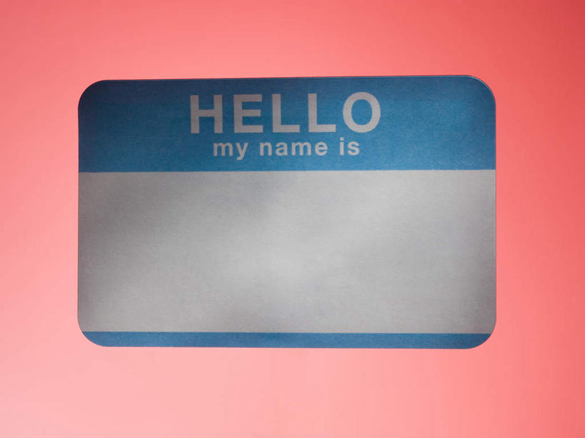 无人,横图,室内,特写,白天,正面,静物,阴影,红色背景,反射,英文,标志,文字,影子,字符,字母,标识,吊牌,一个,胸牌,摄影,影棚,单个,英文字母,徽章,身份,胸章,胸卡,编号牌,雕刻牌,工号牌,胸号牌,胸徽,员工牌,彩图,影棚拍摄,拍摄