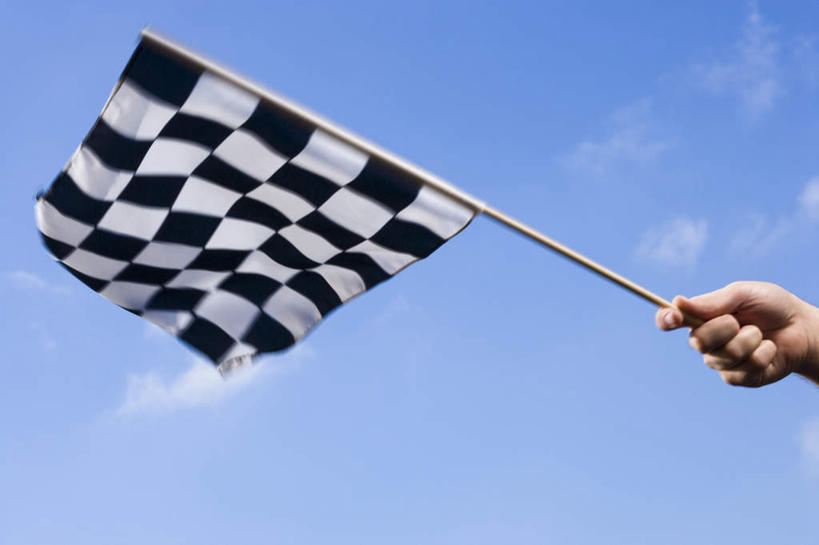 西方人,手,一个人,横图,室外,特写,白天,仰视,旗帜,欧洲,欧洲人,仅一个男性,仅一个人,握,方格,格子,旗子,仅一个年轻男性,一个,白色,黑色,手部,握着,单个,单手,挥动,挥舞,旌旗,旗号,男人,男性,年轻男性,白种人,半身,彩图,低角度拍摄