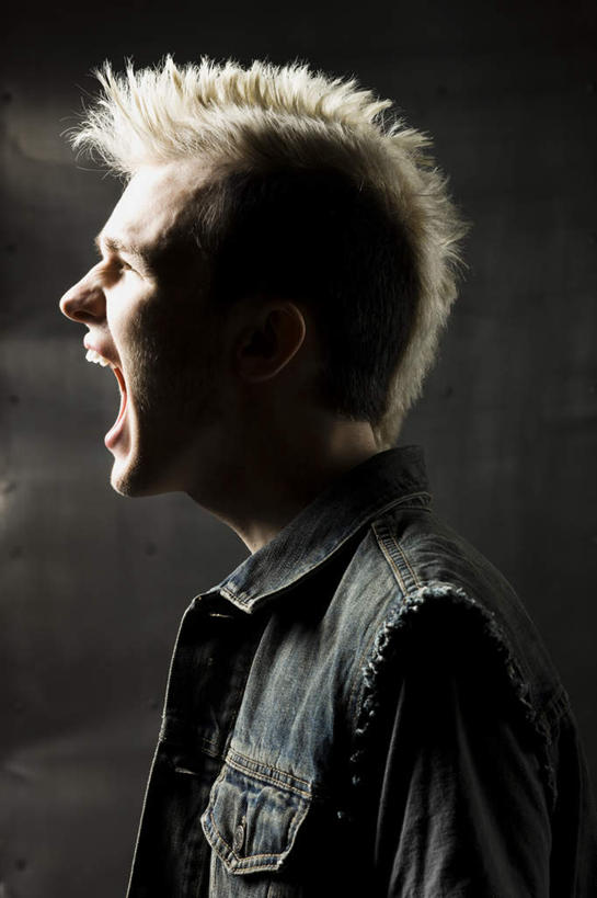 西方人,脸,头,脸颊,一个人,站,竖图,室内,特写,白天,侧面,欧洲,欧洲人,仅一个男性,仅一个人,阴影,服装,朦胧,模糊,反射,影子,大喊,注视,休闲装,肩膀,仅一个年轻男性,衣服,观察,看,站着,张嘴,休闲,休闲服,摄影,服饰,影棚,观看,大叫,察看,关注,张大嘴巴,莫西干头,莫西干发型,大呼,莫西干头型,男人,男性,年轻男性,白种人,头部,脸部,脸蛋,面部,张开嘴,站立,半身,彩图,影棚拍摄,拍摄