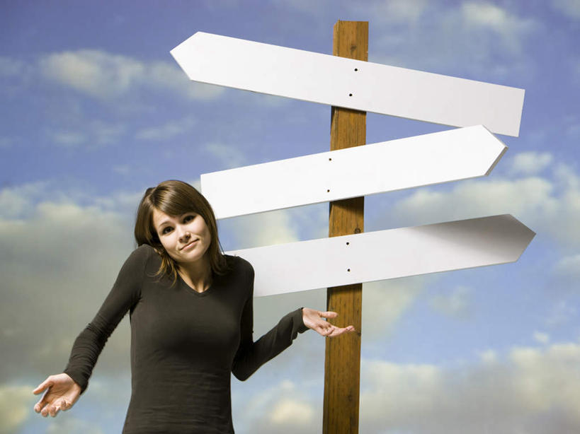 西方人,一个人,站,横图,室外,白天,正面,指示牌,欧洲,欧洲人,仅一个年轻女性,仅一个女性,仅一个人,阴影,服装,光线,标志,文字,影子,云,云朵,云彩,注视,休闲装,方向,标识,箭头,衣服,蓝色,白云,蓝天,天空,阳光,天,观察,看,站着,休闲,休闲服,耸肩,服饰,晴朗,观看,察看,指向,关注,簇,迷惑,年轻女性,女人,女性,白种人,晴空,站立,半身,彩图