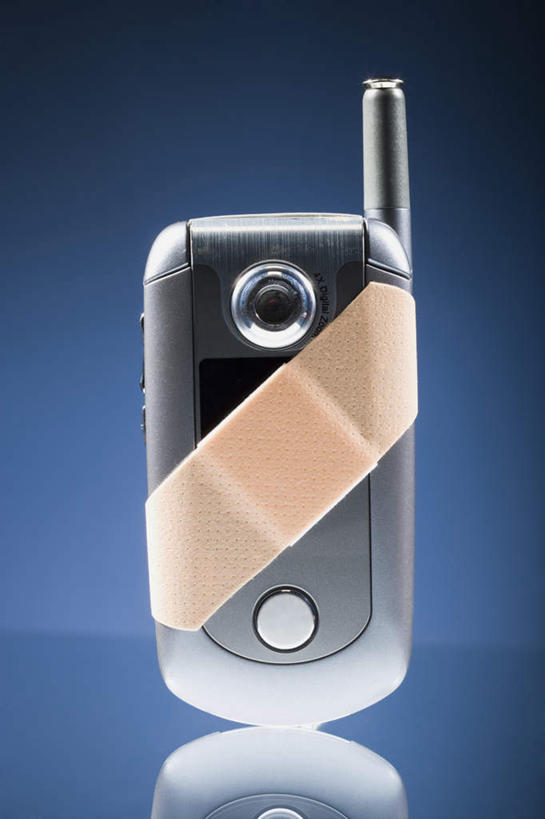 无人,打电话,竖图,室内,特写,白天,正面,静物,电话,手机,阴影,蓝色背景,反射,影子,通讯设备,医疗用品,治疗,摄影,影棚,医疗,医疗设备,胶布,一部,止血,苯扎氯铵贴,交流,绷带,创可贴,沟通,通话,彩图,影棚拍摄,拍摄