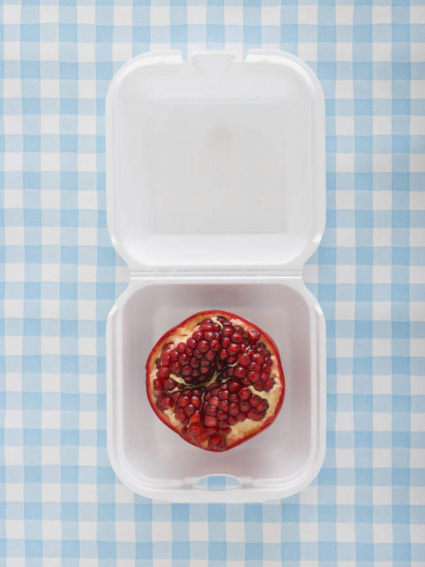 无人,竖图,俯视,室内,特写,白天,石榴,餐具,水果,切开,阴影,新鲜,反射,方格,格子,影子,生食,食品,果实,食物,红色,蓝色,白色,容器,切,摄影,有机食品,绿色食品,影棚,储藏,储存,一次性饭盒,剖面,切面,石榴籽,进餐用具,涂林,若榴,金罂,金庞,丹若,安石榴,彩图,高角度拍摄,影棚拍摄,拍摄,一次性餐盒,贮存