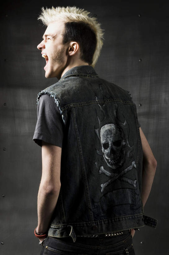 西方人,颅骨,一个人,站,竖图,室内,白天,欧洲,欧洲人,仅一个男性,仅一个人,黑色背景,服装,大喊,扭头,休闲装,仅一个年轻男性,背面,衣服,站着,张嘴,转头,休闲,休闲服,摄影,服饰,影棚,大叫,张大嘴巴,莫西干头,莫西干发型,大呼,鼻骨,顶骨,额骨,颈椎,颞骨,下颌骨,颧骨,莫西干头型,男人,男性,年轻男性,白种人,头盖骨,张开嘴,站立,半身,彩图,影棚拍摄,拍摄