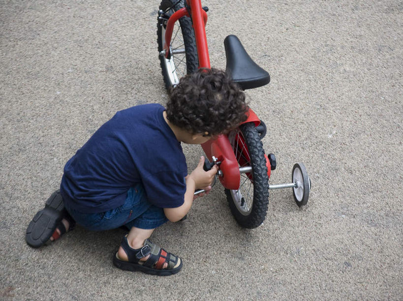 西方人,儿童,一个人,蹲,横图,俯视,室外,白天,纯洁,自行车,欧洲,欧洲人,仅一个男性,仅一个人,一辆,握,服装,拿,拿着,休闲装,车,脚踏车,小孩,衣服,交通工具,仅一个小孩,休闲,休闲服,可爱,童年,童趣,握着,服饰,修理,载具,儿童车,童真,烂漫,无邪,补缀,儿童自行车,天真,男孩,男人,男性,白种人,孩子,蹲着,彩图,高角度拍摄,全身,男生