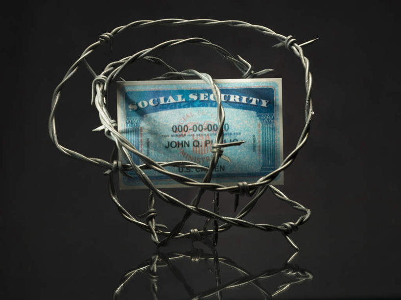 无人,横图,室内,特写,白天,正面,安全,科技,静物,一张,阴影,黑色背景,反射,科学,英文,标志,文字,影子,字符,字母,防护,铁丝网,标识,摄影,影棚,英文字母,保护,芯片,科学技术,保险,IC卡,社会保障卡,社保卡,保全,周全,安稳,安定,铁蒺藜,智能卡,平安,彩图,影棚拍摄,拍摄,集成电路卡