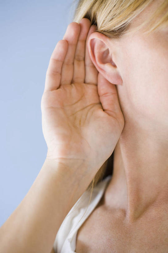 西方人,耳朵,手,一个人,竖图,室内,特写,白天,正面,欧洲,欧洲人,仅一个年轻女性,仅一个女性,仅一个人,蓝色背景,服装,听,衣服,手部,摄影,服饰,影棚,单手,倾听,衣着,穿着,衣饰,年轻女性,女人,女性,白种人,耳,耳部,半身,彩图,影棚拍摄,拍摄