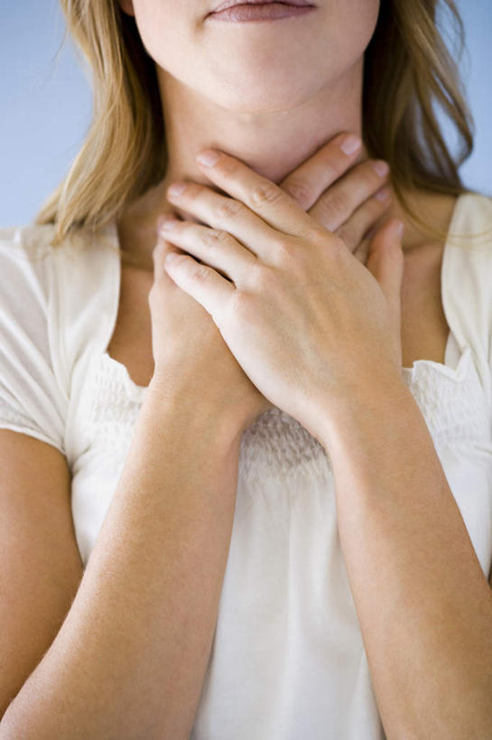 西方人,脖子,手,一个人,摸,竖图,室内,特写,白天,正面,欧洲,欧洲人,双手,仅一个年轻女性,仅一个女性,仅一个人,抚摸,服装,休闲装,衣服,白色,休闲,生病,手部,休闲服,服饰,抱病,年轻女性,女人,女性,白种人,脖,颈,颈部,触摸,接触,半身,彩图