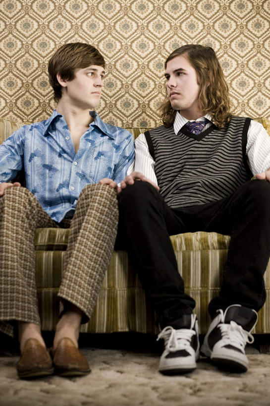 西方人,两个人,伙伴,朋友,坐,竖图,室内,白天,正面,友谊,沙发,欧洲,欧洲人,服装,墙,扭头,休闲装,相视,墙壁,墙面,衣服,转头,休闲,面对面,休闲服,服饰,对视,互视,相对,布艺沙发,相看,友情,男人,男性,年轻男性,白种人,坐着,半身,彩图