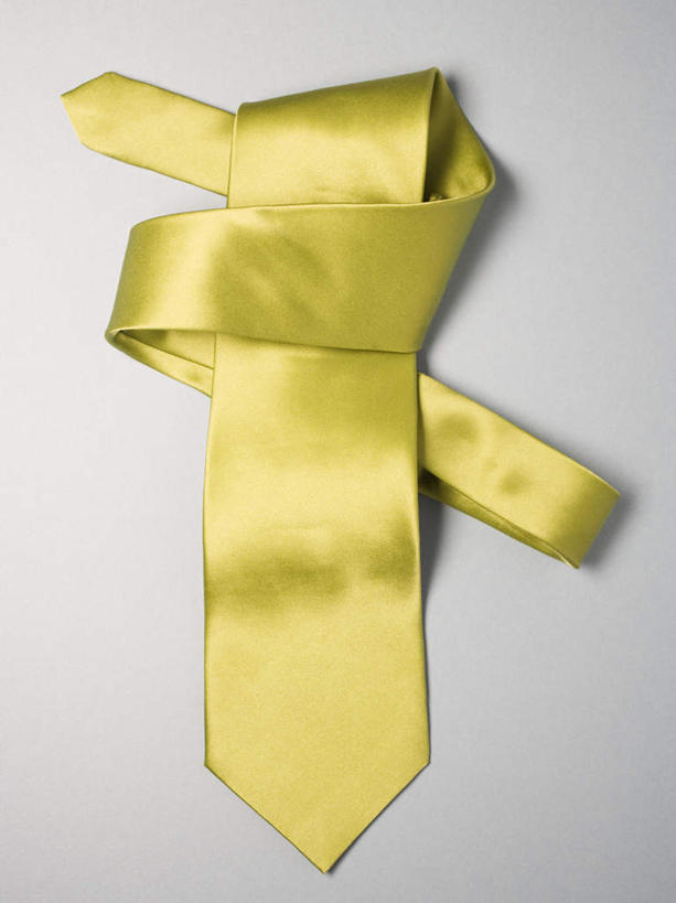 无人,竖图,俯视,室内,特写,白天,白色背景,静物,一条,阴影,反射,影子,领带,黄色,摄影,影棚,象征,庄重,身份,正式,地位,彩图,高角度拍摄,影棚拍摄,拍摄