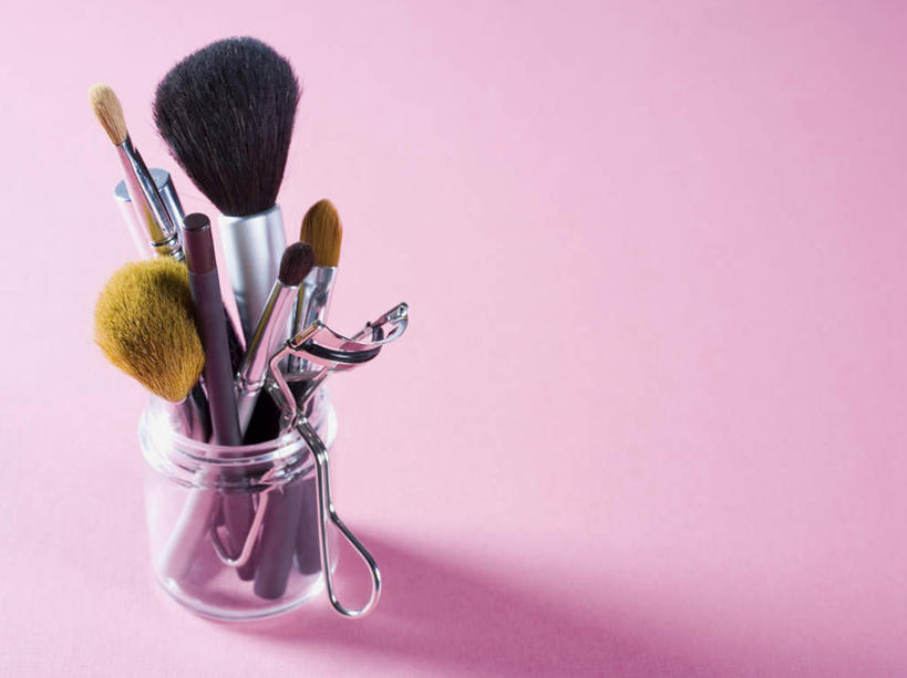 无人,横图,俯视,室内,特写,白天,化妆,美容,时尚,桌面,桌子,静物,阴影,粉色背景,反射,木制,影子,玻璃制品,一个,玻璃瓶,彩妆,化妆刷,木制品,瓶子,刷子,睫毛夹,眼线笔,摄影,影棚,单个,腮红刷,美容工具,彩妆刷,化妆工具,彩图,高角度拍摄,影棚拍摄,拍摄