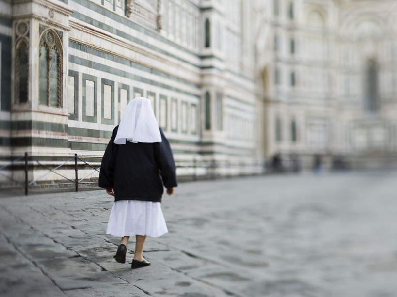 西方人,一个人,尼姑,教堂,走,横图,室外,白天,民族服装,意大利,佛罗伦萨,欧洲,欧洲人,仅一个年轻女性,仅一个女性,仅一个人,节日,朦胧,模糊,文化,背面,祈祷,健康,许愿,宗教,信仰,纪念,祈求,基督教,托斯卡纳,南欧,天主教,信念,意大利共和国,首府,百花之城,翡冷翠,托斯卡纳大区,平安,年轻女性,女人,女性,白种人,比丘尼,佛姑,沙门尼,沙弥尼,修女,耶姑,步行,散步,走路,彩图,全身,传统服装,民俗服,大教堂,礼拜堂