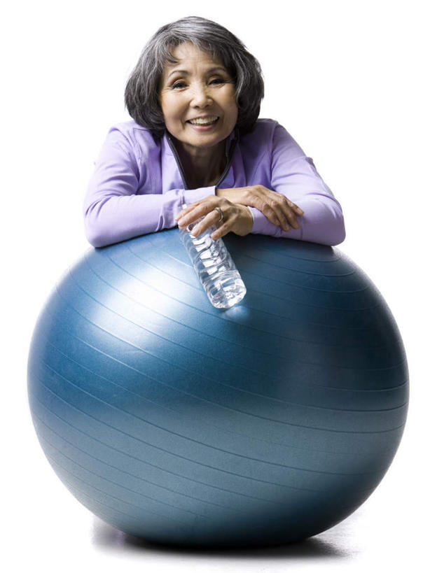 西方人,一个人,笑,微笑,竖图,室内,白天,白色背景,正面,欧洲,欧洲人,仅一个女性,仅一个人,服装,注视,休闲装,一个,衣服,保健球,观察,看,趴着,休闲,休闲服,健身球,摄影,服饰,仅一个老年女性,影棚,单个,观看,察看,关注,康复球,老年健身球,老年女性,女人,女性,白种人,趴,彩图,全身,影棚拍摄,拍摄