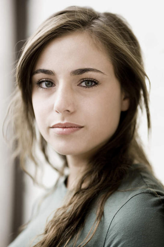 西方人,头发,一个人,站,笑,微笑,竖图,室内,特写,白天,白色背景,侧面,爆炸,欧洲,欧洲人,仅一个年轻女性,仅一个女性,仅一个人,服装,棕色,注视,休闲装,肩膀,衣服,观察,看,站着,休闲,休闲服,摄影,服饰,影棚,观看,察看,关注,投弹,摧毁,炸毁,年轻女性,女人,女性,白种人,长发,卷发,站立,半身,彩图,影棚拍摄,拍摄