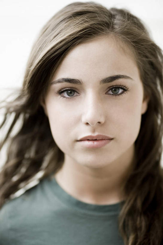 西方人,头发,一个人,站,笑,微笑,竖图,室内,特写,白天,白色背景,正面,爆炸,欧洲,欧洲人,仅一个年轻女性,仅一个女性,仅一个人,服装,棕色,注视,休闲装,肩膀,衣服,观察,看,站着,休闲,休闲服,摄影,服饰,影棚,观看,察看,关注,投弹,摧毁,炸毁,年轻女性,女人,女性,白种人,长发,卷发,站立,半身,彩图,影棚拍摄,拍摄