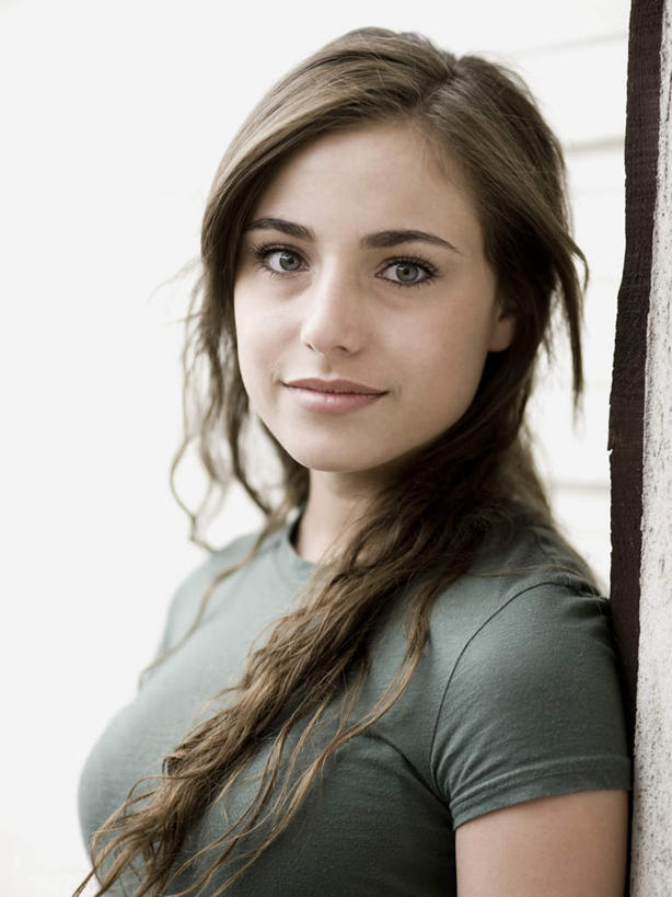 西方人,头发,一个人,站,笑,微笑,竖图,室内,特写,白天,白色背景,侧面,爆炸,欧洲,欧洲人,仅一个年轻女性,仅一个女性,仅一个人,服装,棕色,注视,休闲装,肩膀,衣服,观察,看,站着,休闲,休闲服,摄影,服饰,影棚,观看,察看,关注,投弹,摧毁,炸毁,年轻女性,女人,女性,白种人,长发,卷发,站立,半身,彩图,影棚拍摄,拍摄