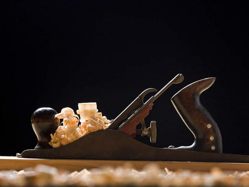 无人,横图,室内,特写,白天,正面,静物,阴影,黑色背景,反射,木制,板凳,木屑,影子,凳子,木制品,摄影,影棚,碎屑,刨花,彩图,影棚拍摄,拍摄