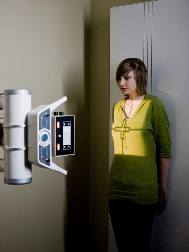 西方人,一个人,医院,站,竖图,x光片,室内,白天,正面,机器,欧洲,欧洲人,仅一个年轻女性,仅一个女性,仅一个人,服装,辐射,医学,注视,休闲装,设备,衣服,绿色,观察,看,站着,休闲,休闲服,服饰,观看,察看,医疗,医疗设备,x射线,关注,医疗器械,x光,医疗工具,医疗机构,CAT扫描仪,检测工具,年轻女性,女人,女性,白种人,站立,半身,彩图,病院,诊所,计算机X射线轴向分层造影扫描仪,计算机轴向断层扫描,电磁波,电磁辐射