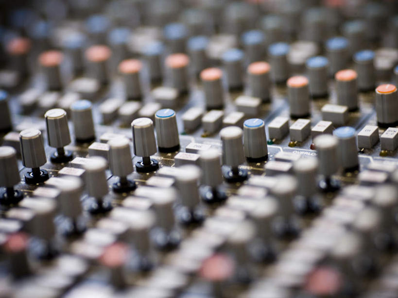无人,横图,俯视,室内,特写,白天,零件,电路,静物,一排,许多,关闭,阴影,朦胧,模糊,整齐,反射,影子,加工,开关,排列,按钮,打开,放大,修饰,混合,录音棚,录音室,播音,开启,队列,广播,调音台,分配,闭合,调音控制台,彩图,高角度拍摄