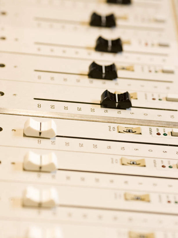 无人,竖图,俯视,室内,特写,白天,零件,电路,静物,一排,许多,关闭,阴影,朦胧,模糊,整齐,反射,影子,加工,开关,排列,按钮,打开,放大,修饰,混合,录音棚,录音室,播音,开启,队列,广播,调音台,分配,闭合,调音控制台,彩图,高角度拍摄