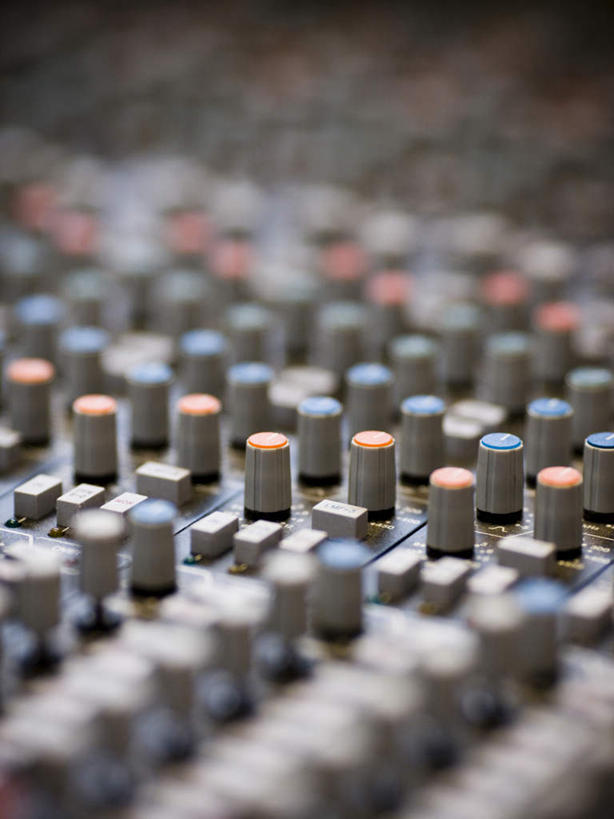 无人,竖图,俯视,室内,特写,白天,零件,电路,静物,一排,许多,关闭,阴影,朦胧,模糊,整齐,反射,影子,加工,开关,排列,按钮,打开,放大,修饰,混合,录音棚,录音室,播音,开启,队列,广播,调音台,分配,闭合,调音控制台,彩图,高角度拍摄