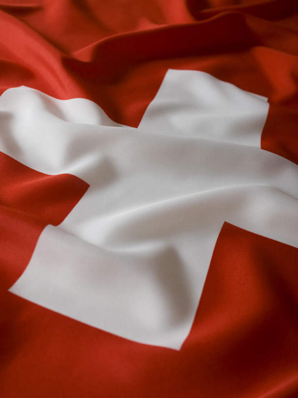 无人,竖图,俯视,室内,特写,白天,静物,旗帜,国旗,瑞士,欧洲,褶皱,十字架,红色,白色,摄影,影棚,中欧,瑞士联邦,旗,彩图,高角度拍摄,影棚拍摄,拍摄