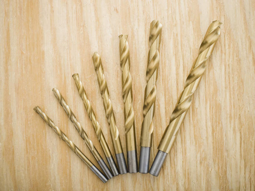 无人,横图,俯视,室内,特写,白天,桌面,桌子,静物,金属制品,一排,许多,整齐,金属,木制,工具,排列,木制品,金色,摄影,影棚,队列,钻头,彩图,高角度拍摄,影棚拍摄,拍摄