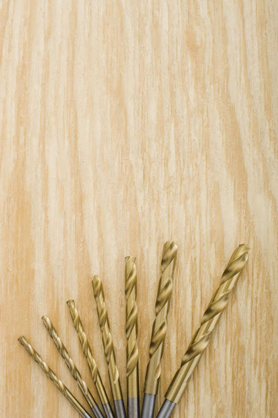 无人,竖图,俯视,室内,特写,白天,桌面,桌子,静物,金属制品,一排,许多,整齐,金属,木制,工具,排列,木制品,金色,摄影,影棚,队列,钻头,彩图,高角度拍摄,影棚拍摄,拍摄