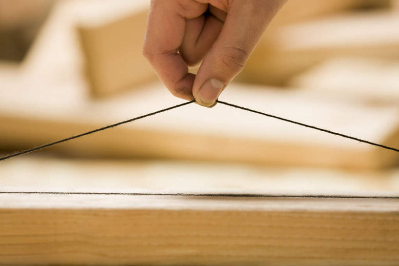 西方人,手,一个人,木匠,横图,俯视,室内,特写,白天,欧洲,欧洲人,仅一个男性,仅一个人,握,阴影,朦胧,模糊,反射,测量,木制,木材,影子,木柴,仅一个年轻男性,一个,木制品,手部,垂直,平衡,握着,木料,单个,下垂,单手,精确,准确,铅垂线,铅锤,铅锤线,男人,男性,年轻男性,白种人,木工,半身,彩图,高角度拍摄