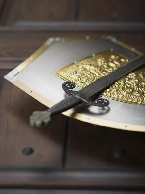 无人,竖图,俯视,室内,特写,白天,竞争,门,静物,一把,对抗,朦胧,模糊,冲突,木制,破坏,木制品,门框,武器,战争,盾牌,盾,坚硬,损坏,剑,攻击,威胁,对立,矛盾,兵器,防御,敌对,挫败,斗争,抗拒,抗衡,杀伤,威慑,坚固,百兵之君,短兵,危险,彩图,高角度拍摄